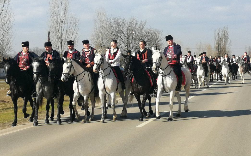  31. POKLADNO JAHANJE U SIKIREVCIMA: Stotinu pokladnih konjanika projahalo sikirevačkim šorovima