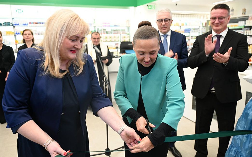 Ministrica Hrstić svečano otvorila novu ljekarnu u središtu Slavonskog Broda